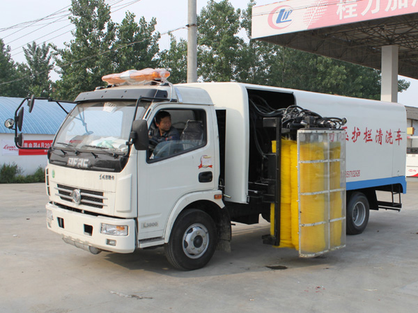东风多利卡护栏清洗车