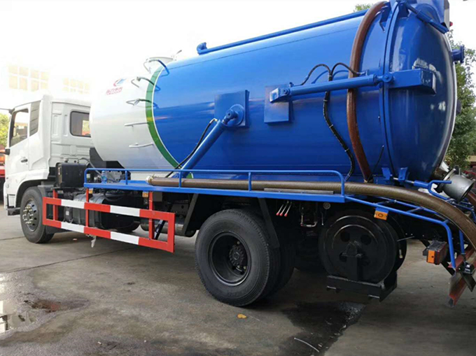 东风天锦(8-10方)吸污车