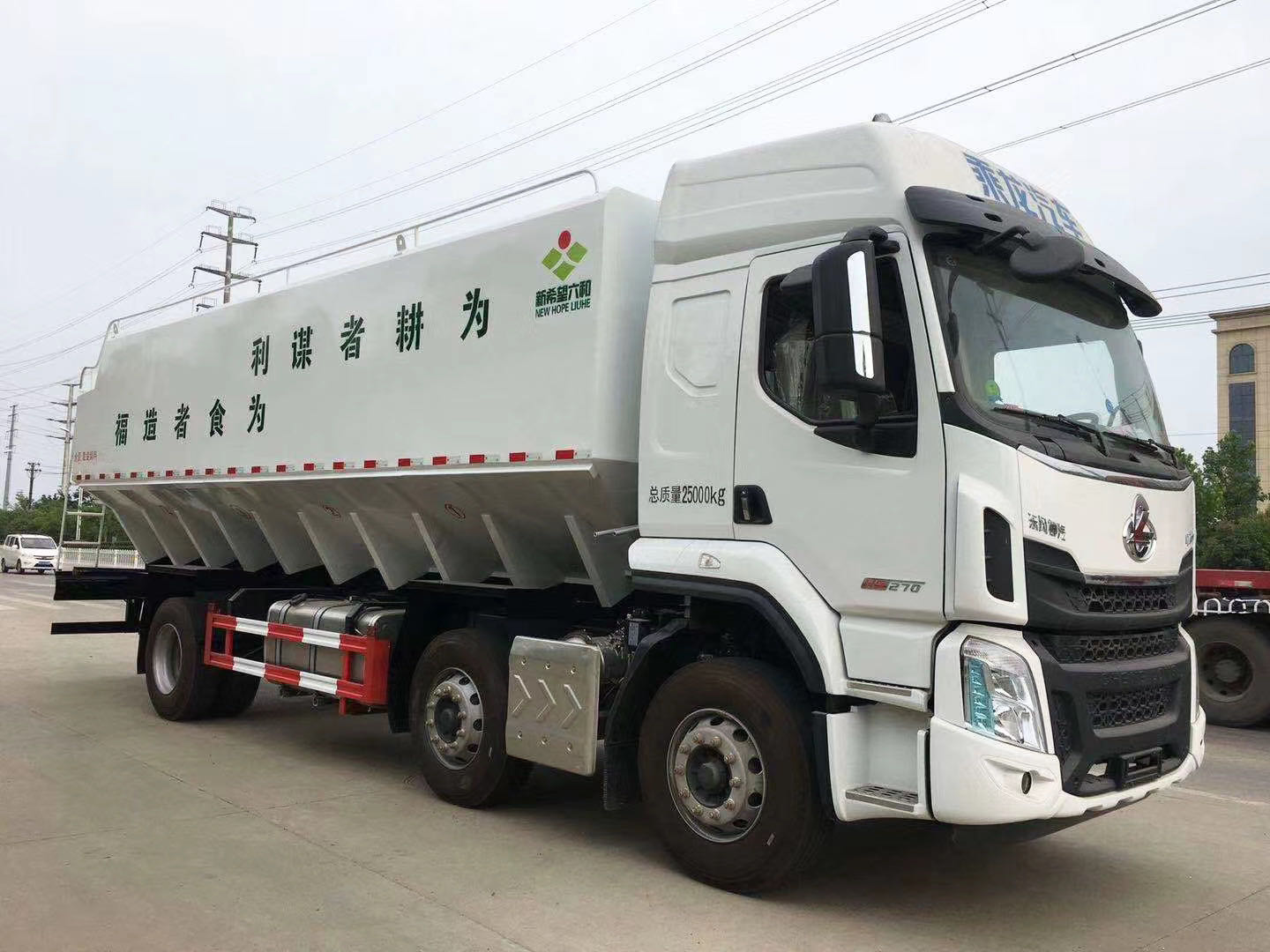 国六柳汽小三轴32方散装饲料车