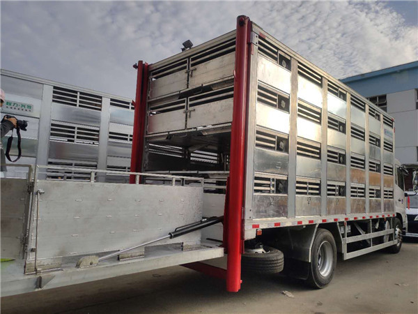 6.8米运猪车(东风天锦)