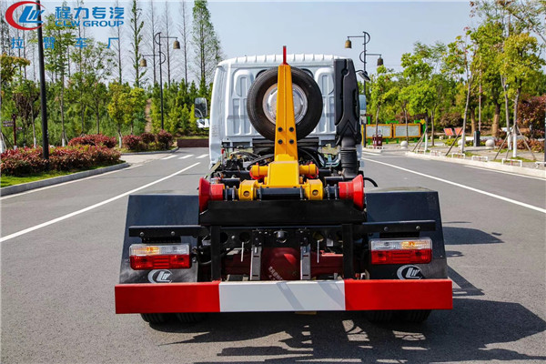东风5方小多利卡勾臂垃圾车
