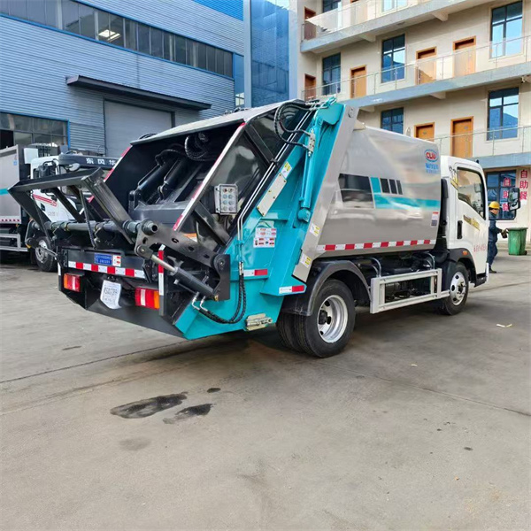 重汽豪沃5.8方蓝牌压缩车(地库王)